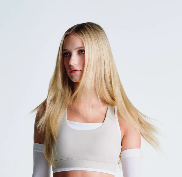 rhute model with long blonde hair
